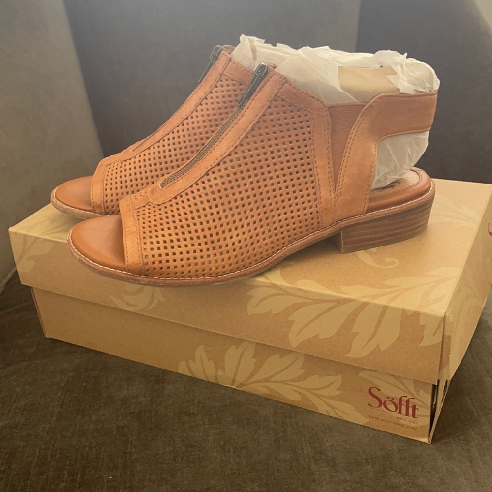 Soft Nalda zip, sandal. Brand new, in original box